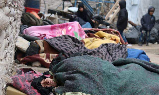 Kranke warten auf die Evakuierung von Ost-Aleppo 