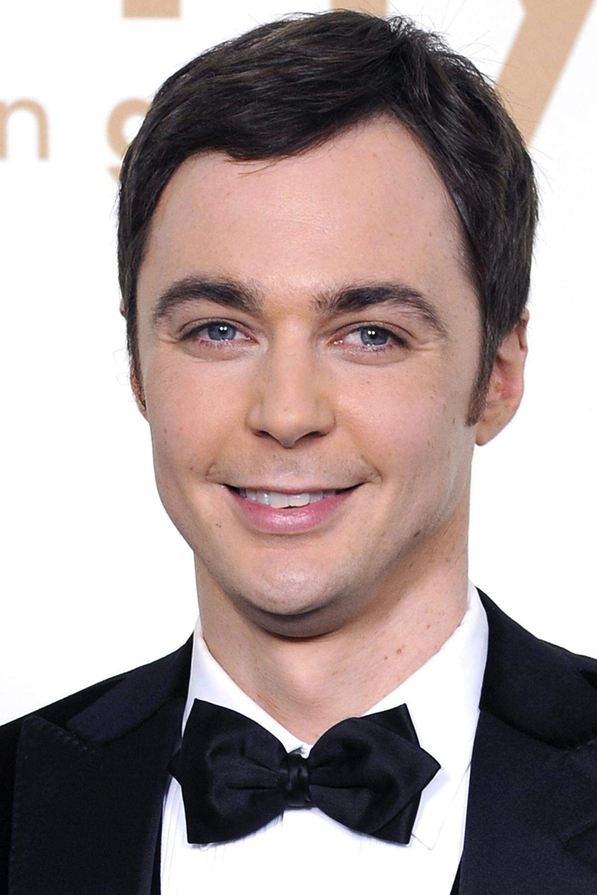 Jim Parsons, bekannt als als Dr. Dr. Sheldon Lee Cooper aus der Sitcom "The Big Bang Theory", hat sich 2015 geoutet. Bei der GLSEN-Gala (Gay, Lesbian &amp; Straight Education Network-Event) im Oktober 2013 zeigte er sich erstmals öffentlich mit seinem Partner.