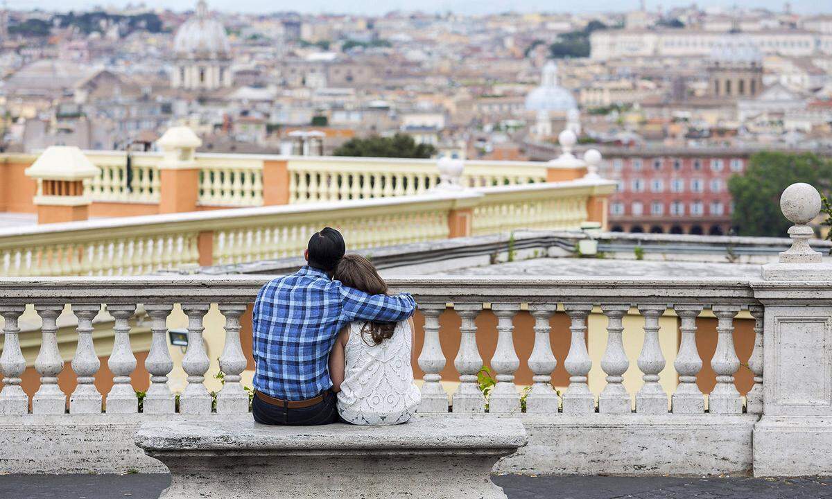 Wir bleiben in "Bella Italia", denn wo kann man besser die ewige Liebe zelebrieren als in der "Ewigen Stadt" Rom: Original italienische Pasta schlürfen wie "Susi und Strolch", mit einer Vespa durch die engen Gassen düsen, sich das große Glück am Trevi-Brunnen wünschen. Und wer sich noch göttlichen Segen für ein Leben zu zweit abholen möchte - der Vatikan ist auch nicht fern.