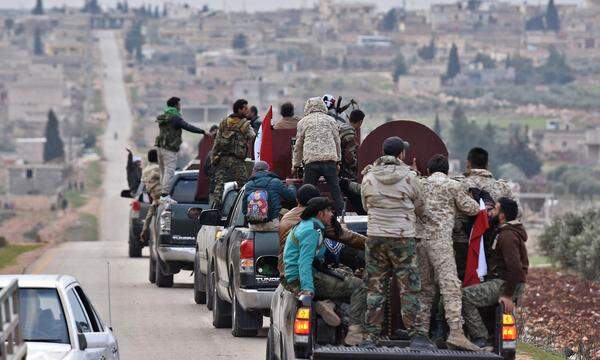 Während das Regime seine Angriffe auf Ost-Ghouta fortsetzte, trafen in der nördlichen Provinz Afrin Regierungstruppen (auf dem Bild ist ein Konvoi von Pro-Assad-Milizionären zu sehen) ein, um kurdische Einheiten gegen türkische Truppen zu unterstützen. Ziel des gemeinsamen Vorgehens sei es, wie es hieß, "die territoriale Einheit Syriens und seine Grenzen" zu verteidigen.