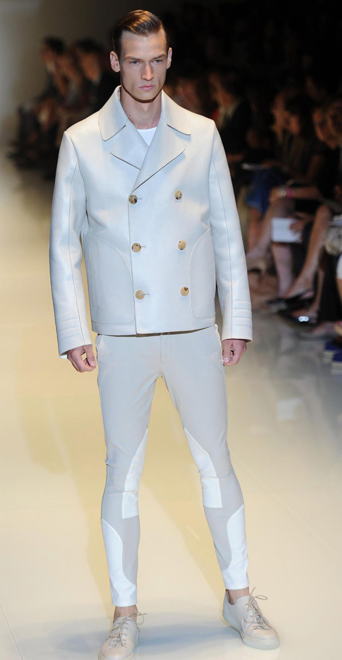 Anleihen aus der Damenmode hat Gucci  für die Herrentrends im Sommer 2014 genommen. Immerhin dürfen hier Meggings, also Leggings für Männer, nicht fehlen.