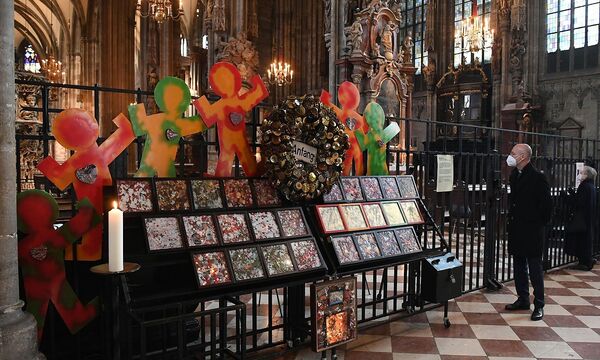 Im Stephansdom erinnerte das "DENK MAhn MAL" an die Opfer des Terrors. Zur Herstellung des Werks wurden Reste von Kerzen und Gaben verwendet, die von Trauernden an den Tatorten deponiert worden waren (im Bild: Dompfarrer Anton Faber).