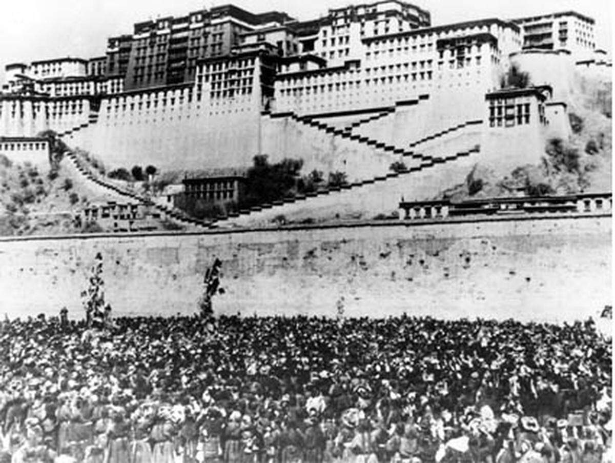 Am 10. März 1959 versammeln sich tausende Tibeter in Lhasa. Sie befürchten, die chinesischen Machthaber könnten den Dalai Lama nach Peking entführen oder ermorden. Es ist das Startsignal für den Volksaufstand - auch wenn es an diesem Tag noch nicht zu Zusammenstößen kommt. Am 12. März gehen Demonstranten auf die Straße und verkünden die Unabhängigkeit Tibets. Am 17. März schlagen chinesische Granaten in der Nähe der Residenz des Dalai Lama ein.