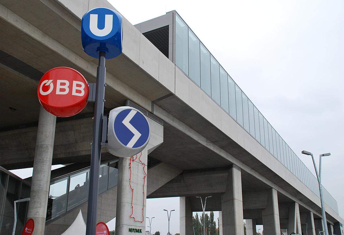Am 30. August 2010 feierte die U2 den 30. Geburtstag. Sie ersetzte die seit 1966 unterirdisch verkehrende Unterpflasterstraßenbahn (UStrab) entlang der so genannten 2er-Linie von der Sezession bis hinter das Rathaus.Im Bild: Die neue Station Stadlau
