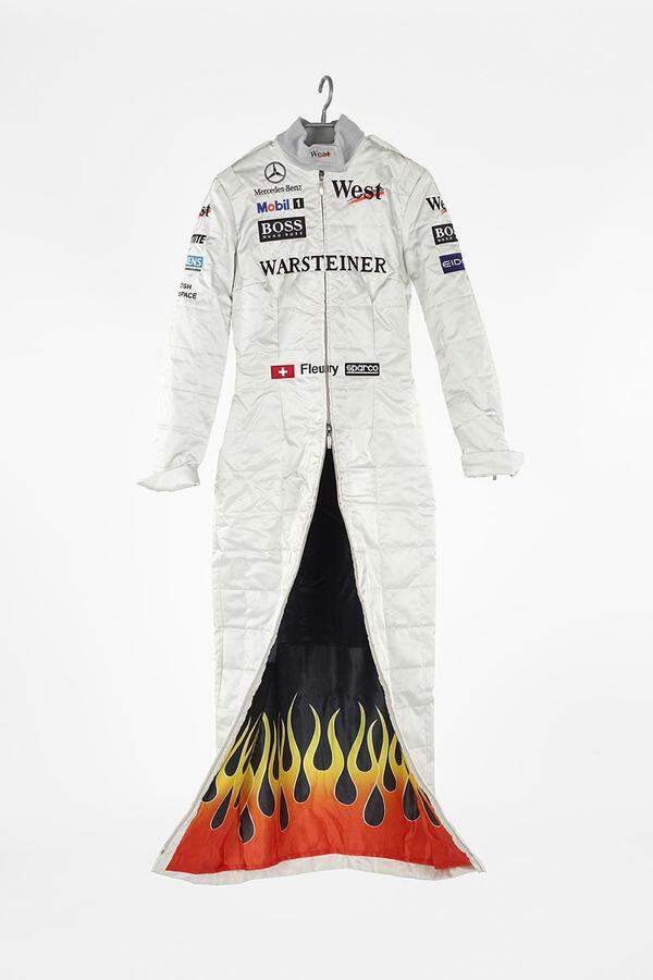 Als "Selbstporträt" inszeniert Pawel Althamer seine Kleidung und den Inhalt seiner Hosentaschen, als Kultobjekt zeigt Sylvie Fleury einen von Hugo Boss produzierten Formel-1-Rennanzug.Sylvie Fleury: Formula 1 Dress