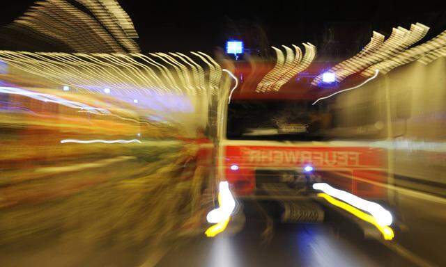 Feuerwehrauto stürzte in Tirol 100 Meter ab