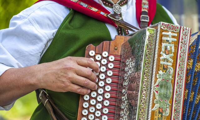 Die Kritik an den Landeshymnen reißt nicht ab.
