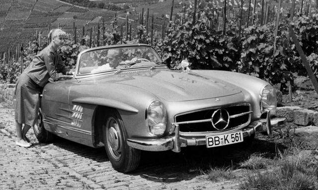 Supercar der späten Fifties: 300 SL Roadster. Anders als das Coupé hatte der offene Nachfolger normale statt Flügeltüren. Aufnahme von 1961 im Weinberg um Stuttgart, im Hintergrund das Mercedes-Werk Untertürkheim.