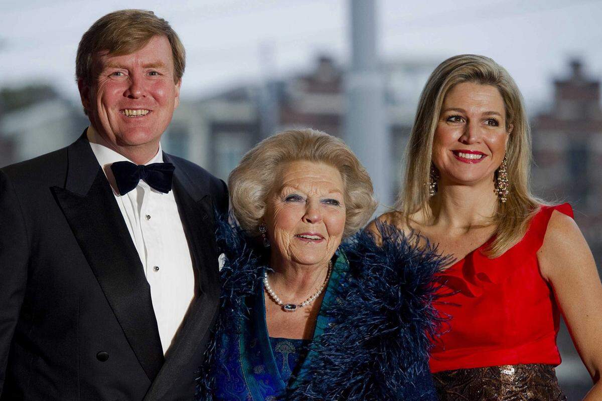 Denn Willem-Alexander (im Bild mit seiner Frau Maxima), der als unkompliziert bekannt ist, hat nichts anderes als einen Kochtopf-Schnitt. Schon vor vielen Jahren forderte eine Werbeberatung: "Sofort zum Friseur! Er muss diesen holländischen Eierkopf los werden!" Aber diesen Rat hat der Prinz nie beherzigt.