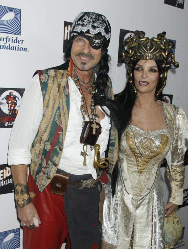 Zur Hollywood Halloween-Party von Heidi Klum erschien Thomas Gottschalk 2007 als Pirat, Ehefrau Thea entschied sich für die schlangenköpfige Medusa.