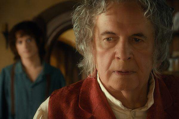 Weil das Buch nicht genügend Stoff für drei Kinofilme liefert, baut Jackson neue, "alte" Tolkien-Charaktere ein wie Frodo (Elijah Wood) oder als Anknüpfung zu "Herr der Ringe: Die Gefährten" den 111 Jahre alten Bilbo Baggins (Ian Holm).