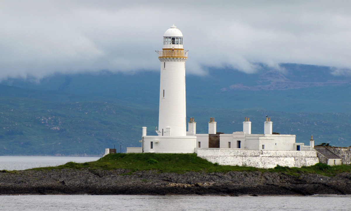 Blendend weiß präsentiert sich der Leuchtturm Lismore auf dem Weg zur Insel Mull, auf der man die Welt der Clans betritt.