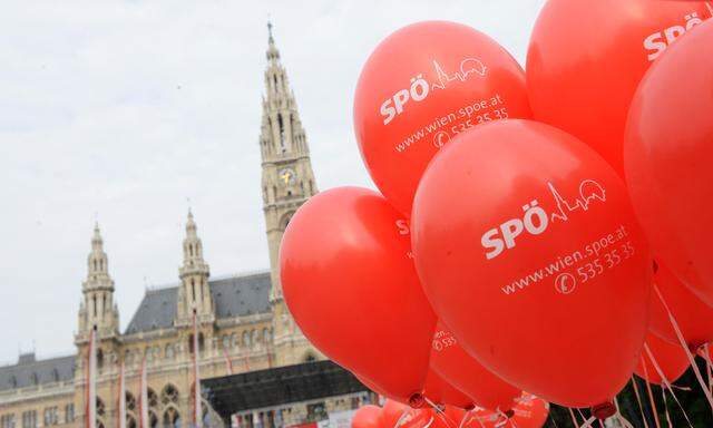 Symbolbild: SPÖ-Luftballons vor dem Wiener Rathaus