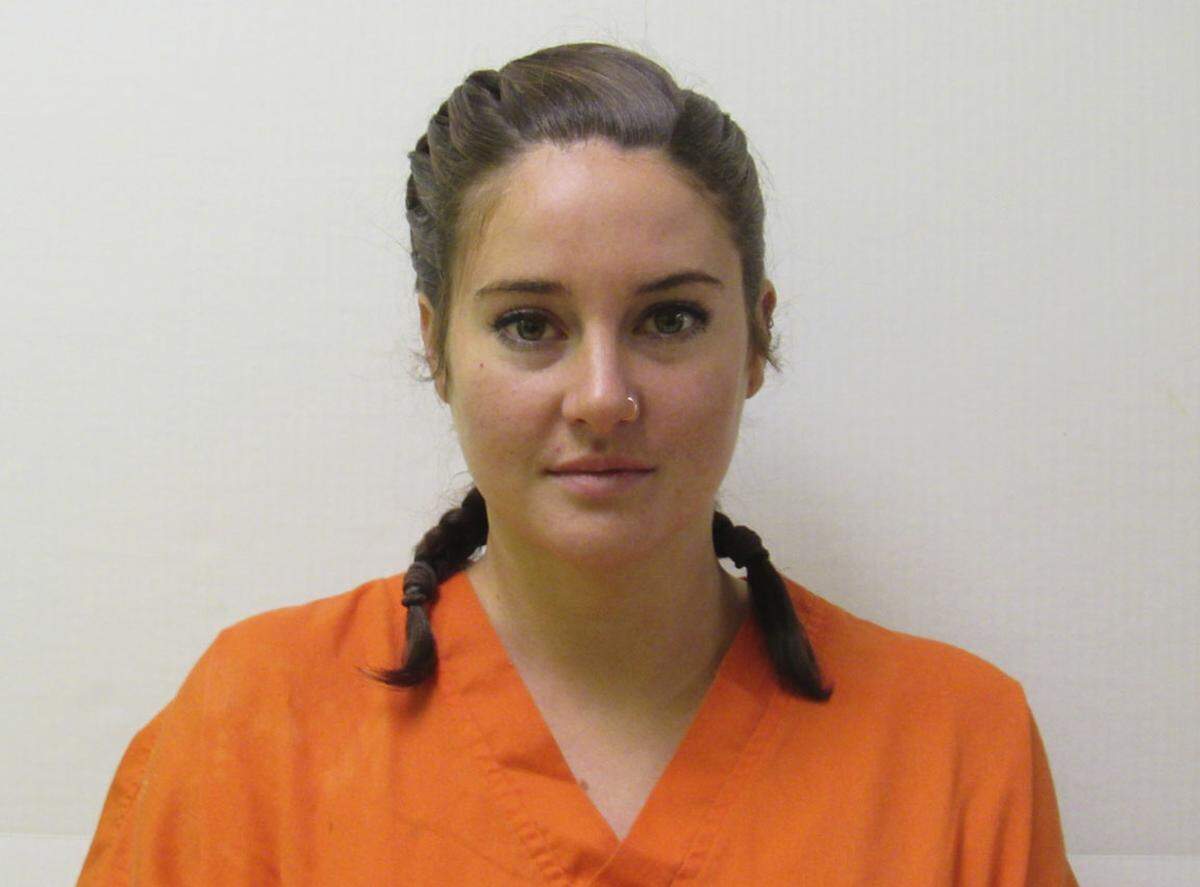 Die 25-jährige Schauspielerin Shailene Woodley, bekannt aus Filmen wie "Snowden" und "Das Schicksal ist ein mieser Verräter", wurde 2016 in North Dakota von der Polizei abgeführt. Woodley nahm im Vorjahr bei Protesten von Ureinwohnern des Stammes Standing Rock Sioux gegen den Bau einer Pipeline bei St. Anthony teil.