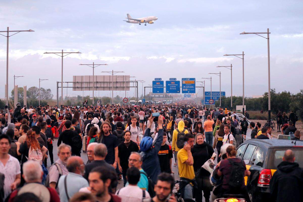 Tausende Protestierende waren zuvor dem Aufruf gefolgt, zum 15 Kilometer vom Stadtzentrum entfernten Flughafen von Barcelona zu marschieren. Sie versuchten, Teile des Airports El Prat lahmzulegen und die Zugangswege zu blockieren.  