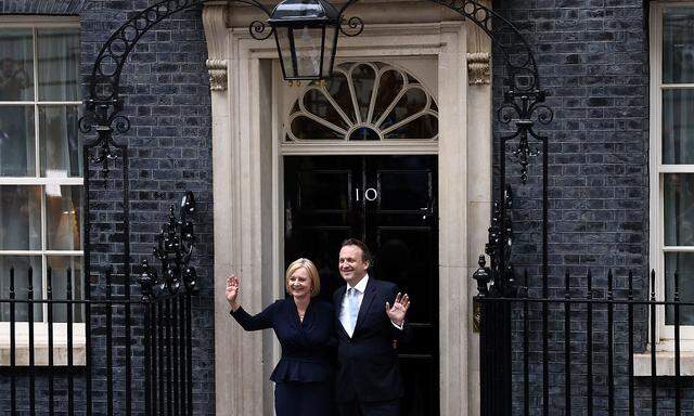 Downing Street No10 mit den neuen Bewohnern: Premierministerin Liz Truss und ihr Mann Hugh O'Leary.