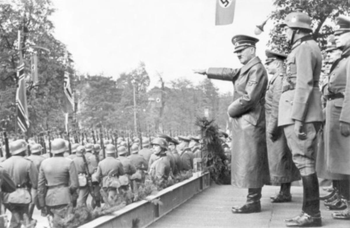 Fünf Tage später rückten unter der Aufsicht Hitlers die deutschen Wehrmachtsverbände in Polens Hauptstadt ein. Am 5. Oktober ließ der Diktator bereits seine Truppen in Warschau zu einer Parade aufmarschieren.
