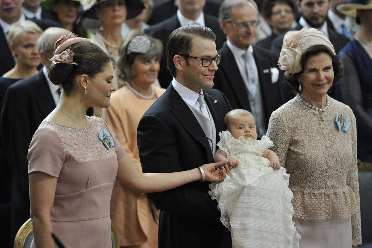 Mit knapp acht Monaten war sie schon Hauptperson einer Ausstellung. Unter dem Titel "Prinzessin Estelle - Geburt und Taufe" wurden in Stockholm Bilder und Filme der neuen Nummer zwei der schwedischen Thronfolge gezeigt.