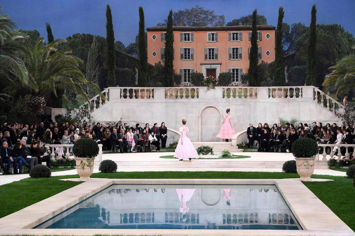 Nicht weniger aufwendig war die Show von Chanel. Das Grand Palais wurde zum Landsitz mit Swimmingpool.