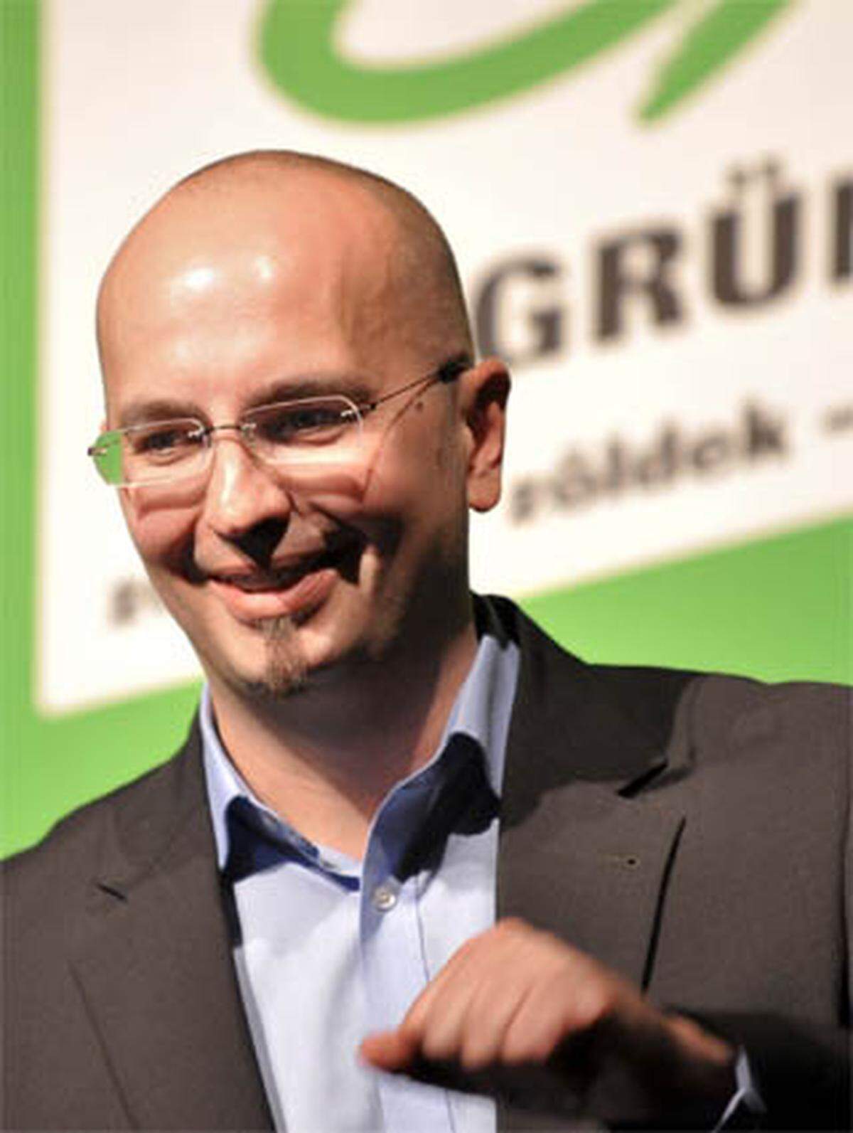 Reimon ist Autor von Büchern über Politik und Wirtschaft und war Pressesprecher bei den Grünen im Burgenland, die ihn im Jänner als Spitzenkandidaten für die Landtagswahl präsentierten.