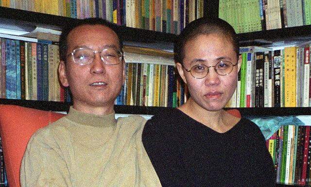 Liu Xiaobo mit seiner Frau auf einem Archivbild von 2002.