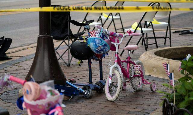 Ein verlassenes Kinderfahrrad, Roller und leere Stühle nach dem Attentat in Highland Park, Chicago. 