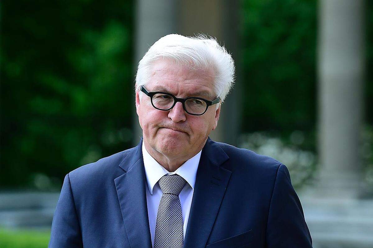 Betont lakonisch hat der deutsche Außenminister Frank-Walter Steinmeier den knappen Ausgang der Wahl kommentiert. "Ganz Europa fällt ein Stein vom Herzen", lautete am Montagabend der einzige Satz einer Pressemitteilung mit dem Titel "Außenminister Steinmeier zu den Präsidentschaftswahlen in Österreich". Zuvor hatte Steinmeier den selben Satz schon auf Twitter verbreitet.