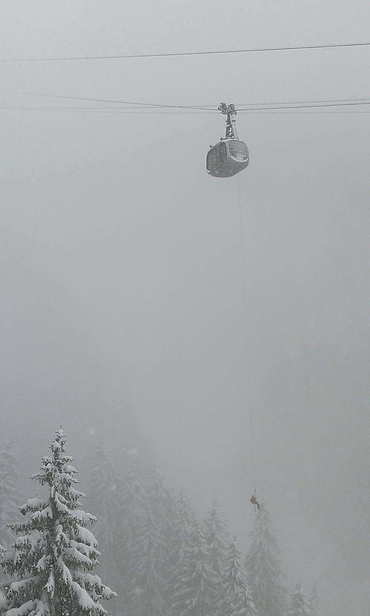 Ein Seilbahnmitarbeiter entdeckte den 23-Jährigen am Sonntag mit dem Fernglas, aufgrund der hohen Lawinengefahr wurde der Mann dann in einer aufwendigen Aktion von der Gondel aus geborgen. Der Snowboarder wurde in die Gondel hochgezogen und nach einer Erstversorgung unverletzt ins Tal gebracht.