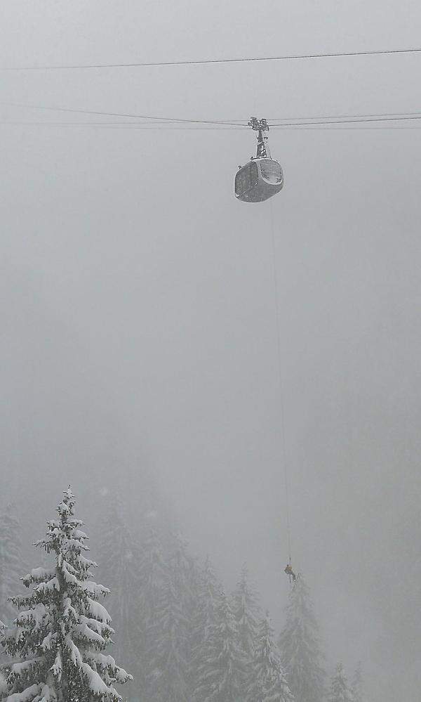 Ein Seilbahnmitarbeiter entdeckte den 23-Jährigen am Sonntag mit dem Fernglas, aufgrund der hohen Lawinengefahr wurde der Mann dann in einer aufwendigen Aktion von der Gondel aus geborgen. Der Snowboarder wurde in die Gondel hochgezogen und nach einer Erstversorgung unverletzt ins Tal gebracht.