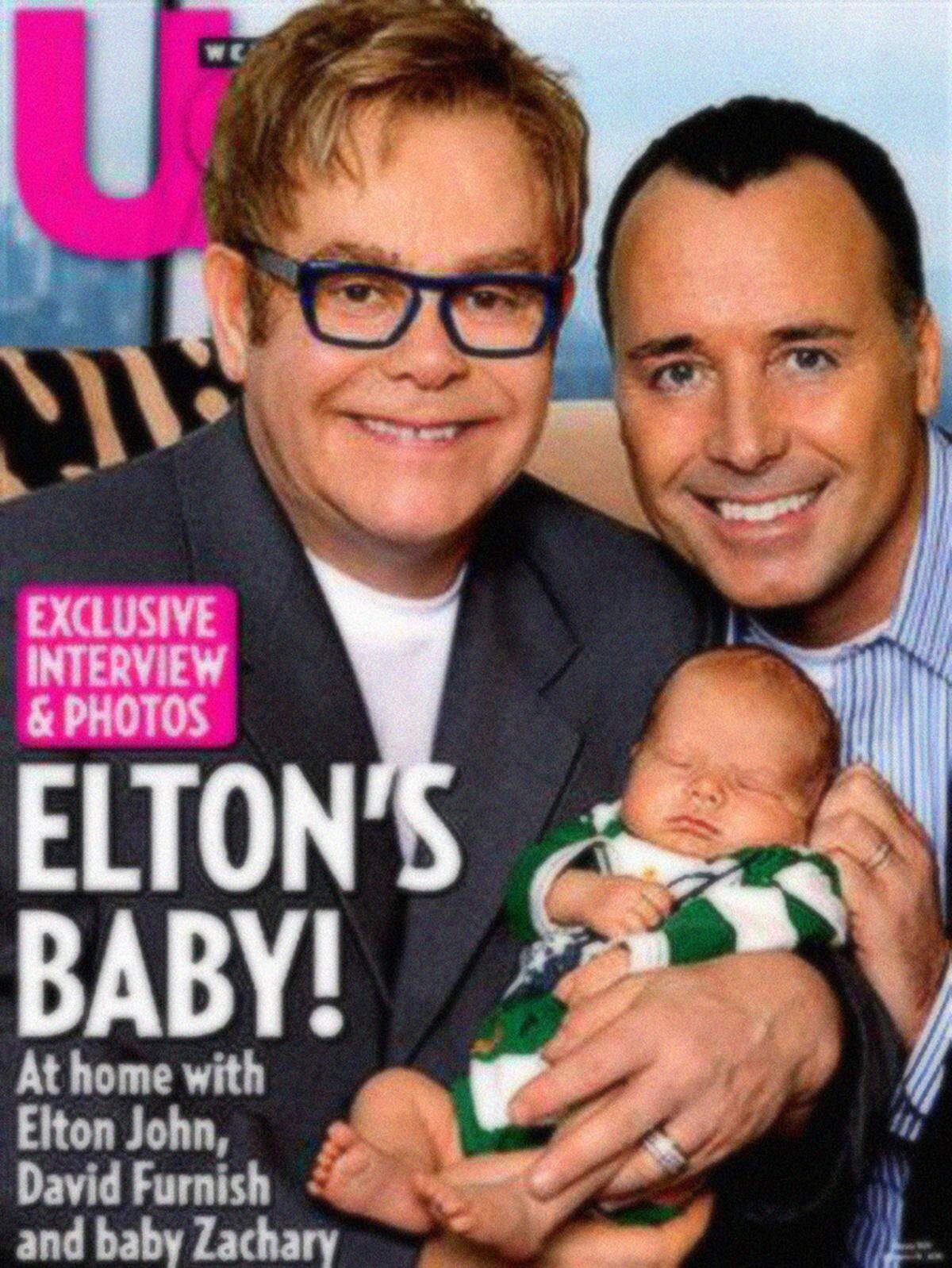 Nackte Haut sah man am Cover der US Weekly mit Elton John und seiner Familie 2011 nicht, trotzdem wurde es mit einem sogenannten "Familienschild" in einem Supermarkt in Arkansas verdeckt. Der Grund: Es sei für Kinder zu anstößig.