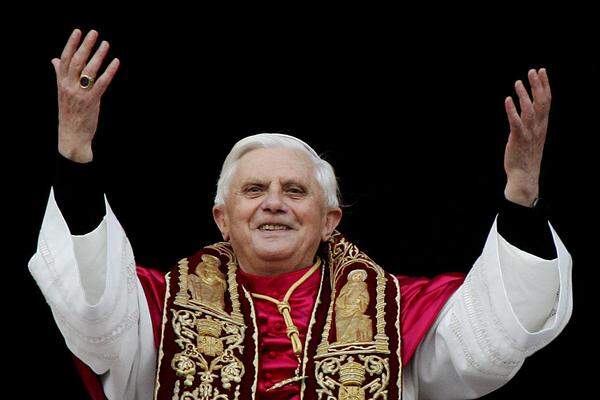 Als Papst Benedikt XVI. hat er den wichtigsten - und wohl aufreibendsten - kirchlichen Posten inne. Mit seinen 80 Jahren galt er allerdings immer als päpstliche Übergangslösung.