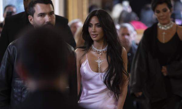 Kardashians neues BH-Modell hat Faux-Nippel, wohl angelehnt an das “no bra”-Movement.