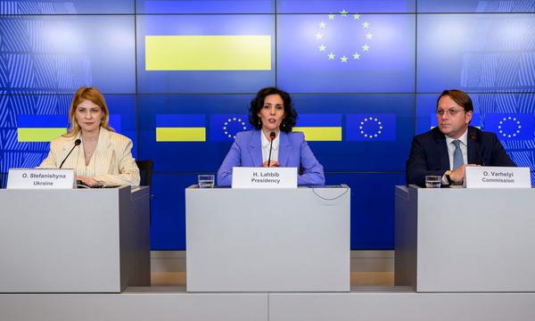 Die belgische Außenministerin Hadja Lahbib (Mitte) mit der ukrainischen Vizepremierministerin Olga Stefanishyna und dem EU-Erweiterungskommissar Oliver Varhelyi in Luxemburg.