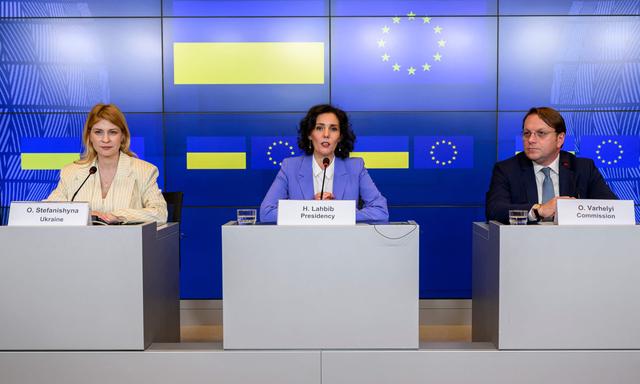 Die belgische Außenministerin Hadja Lahbib (Mitte) mit der ukrainischen Vizepremierministerin Olga Stefanishyna und dem EU-Erweiterungskommissar Oliver Varhelyi in Luxemburg.