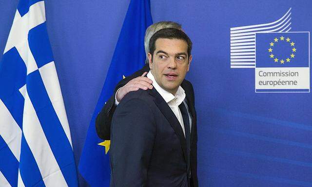 Freundschaftlich legt Kommissionschef Juncker den Arm um Griechenlands Premier Tsipras – doch eine Einigung steht auch nach dem Sondertreffen aus.  
