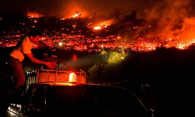 Feuer am Berg Penteli in der Umgebung von Drafi, nahe der griechischen Hauptstadt Athen.