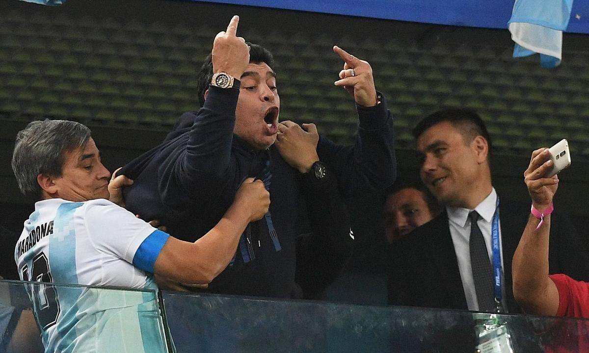 Bei der Fußballweltmeisterschaft in Russland zeigt sich der ehemalige Weltfußballer nicht von seiner besten Seite. Beim 2:1 Siegestor Argentiniens gegen Nigeria, hielt er beide Mittelfinger in Luft...