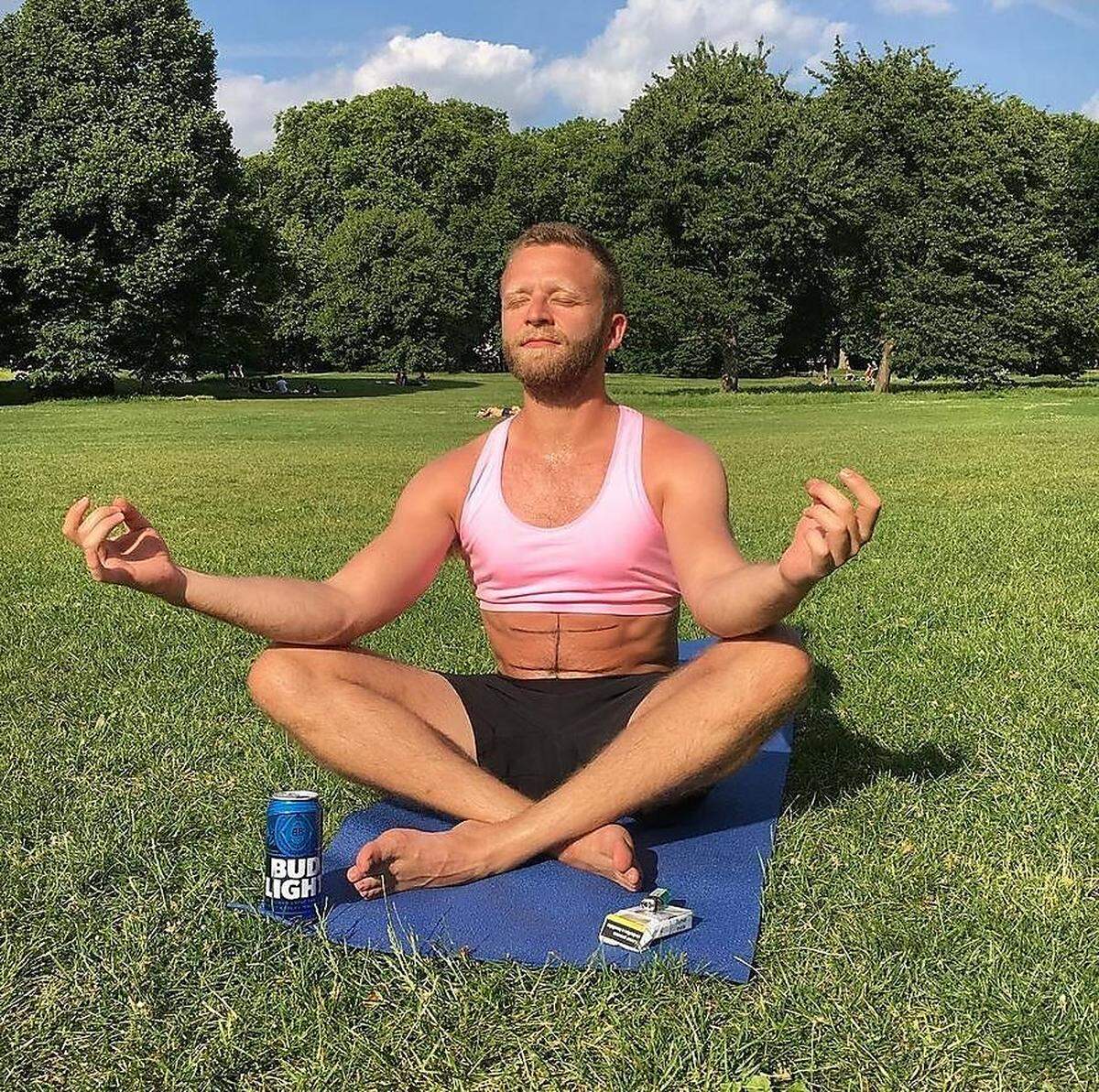 ...zeigt Wellness Ted seine Version eines ausgeglichenen Lebens - komplett mit Bier, Zigaretten und aufgemaltem Sixpack.