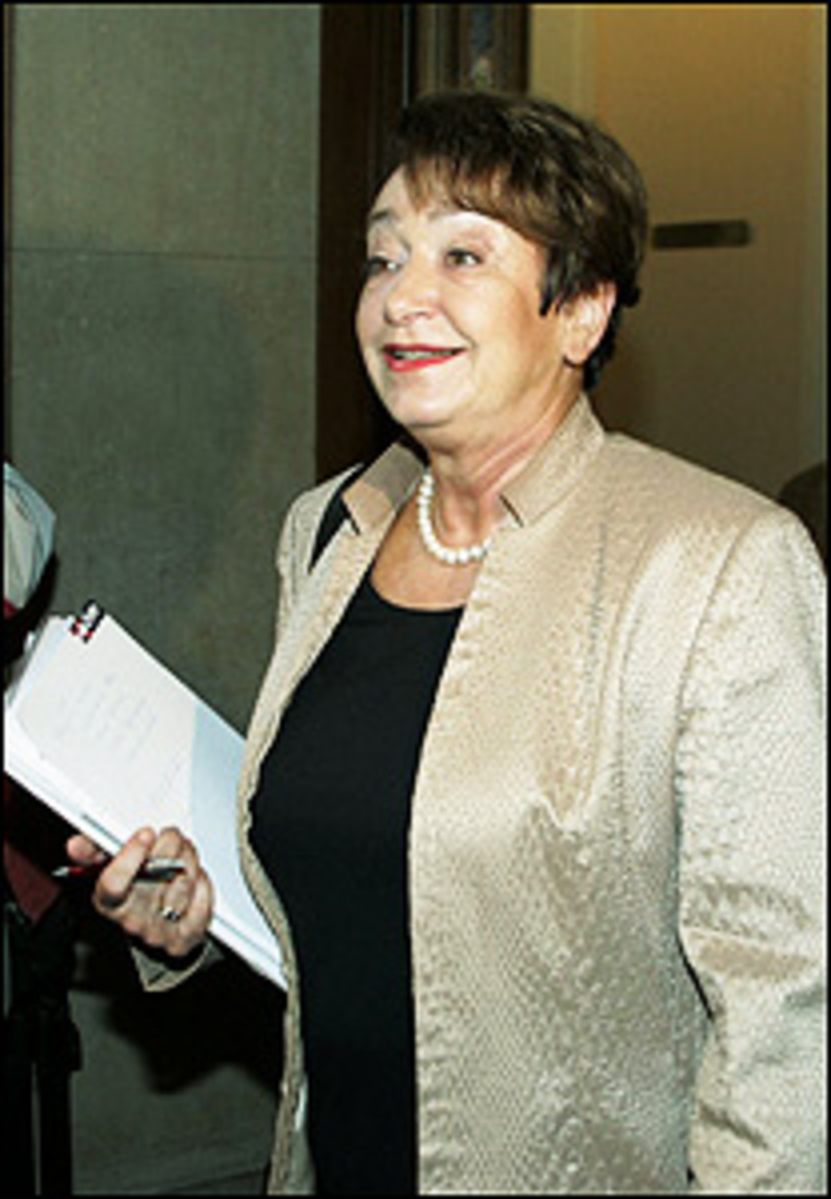 "Wir haben keinerlei Vorschläge und Diskussionen über eine andere Dreierkoalition.""Wir bieten uns an als Verhandlungspartner einer großen Koalition."VP-Bildungsministerin Elisabeth Gehrer