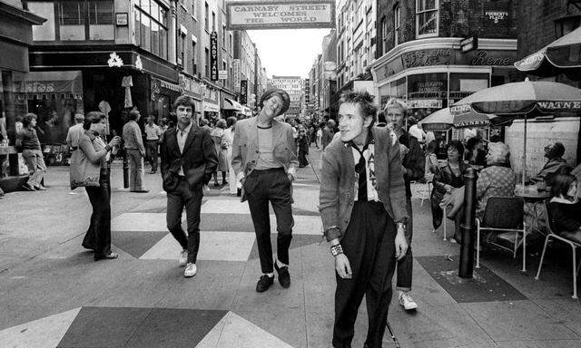 Rasierklingen? Coole Anzüge! Sex Pistols 1976 in der Carnaby Street.