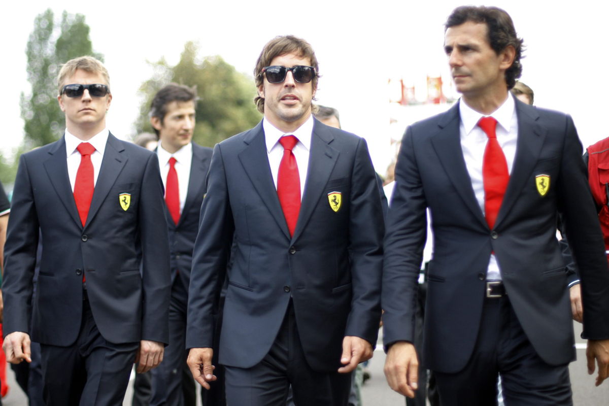 ...aber auch ehemalige Fahrerkollegen wie Gerhard Berger oder Ex-Weltmeister Mika Häkkinen, und die beiden aktuellen Ferrari-Piloten Fernando Alonso und Kimi Räikkönen waren bei der Feier anwesend.