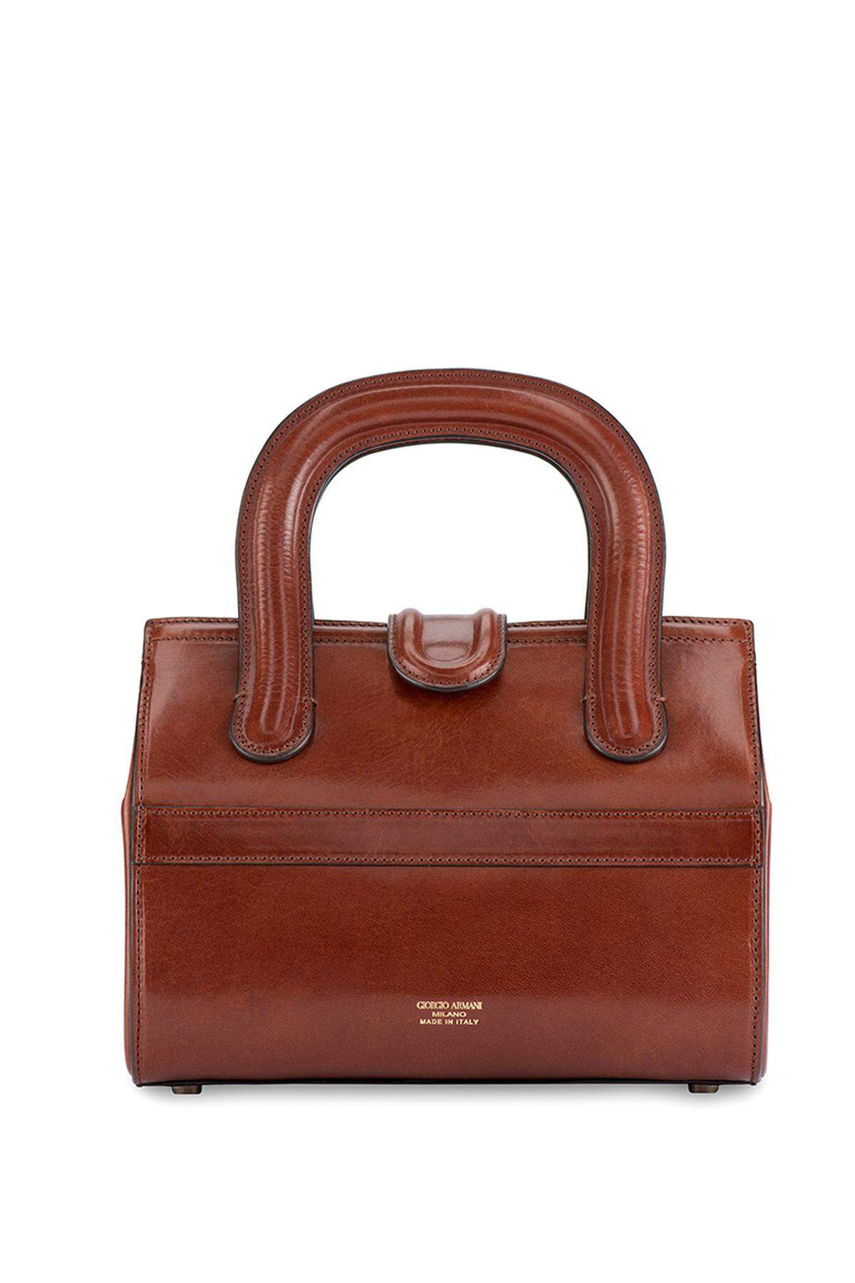 Für alle Taschenfans empfiehlt sich jene aus braunem Leder von Giorgio Armani.