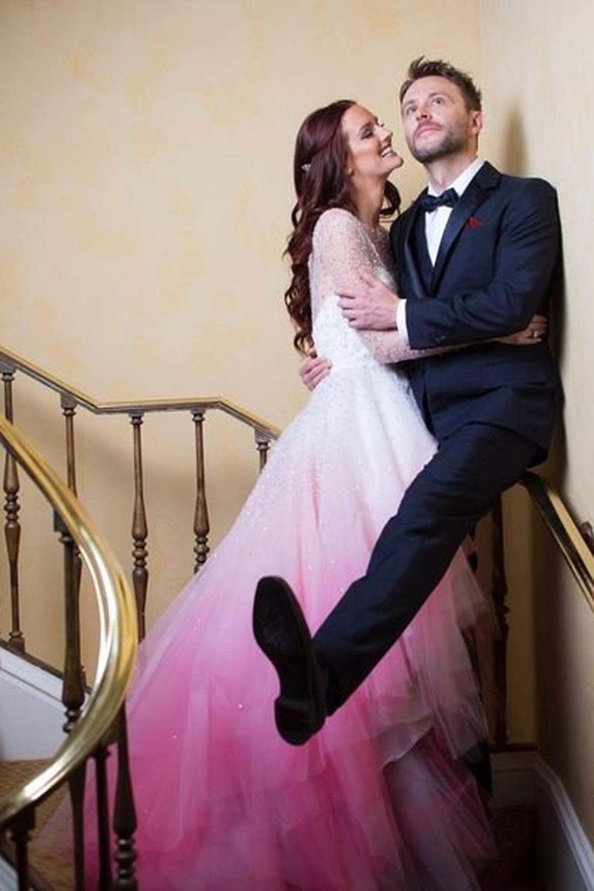 In Kalifornien geben sich im August 2016 Model Lydia Hearst und Comedian Chris Hardwick in einer Zeremonie mit 450 geladenen Gästen das Jawort. Sie trägt einen rosigen Farbverlauf von Christian Siriano, er einen dunkelblauen Smoking von Prada.
