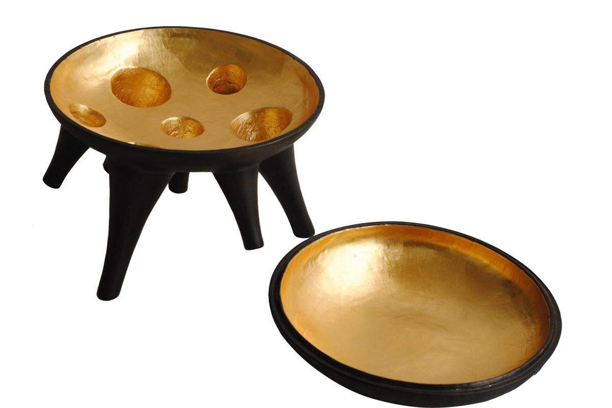 Für die Magia-Nera-Kollektion haben die Designer die Tradition der Long-Pi-Ham-Töpferwaren aus Manipur verwendet. Die Formen kommen von Kesseln und Schüsseln, die in den Manipur-Küchen gang und gäbe sind. Die schwarze Keramik wurde mit Blattgold zu einem luxuriösen Designprodukt veredelt.