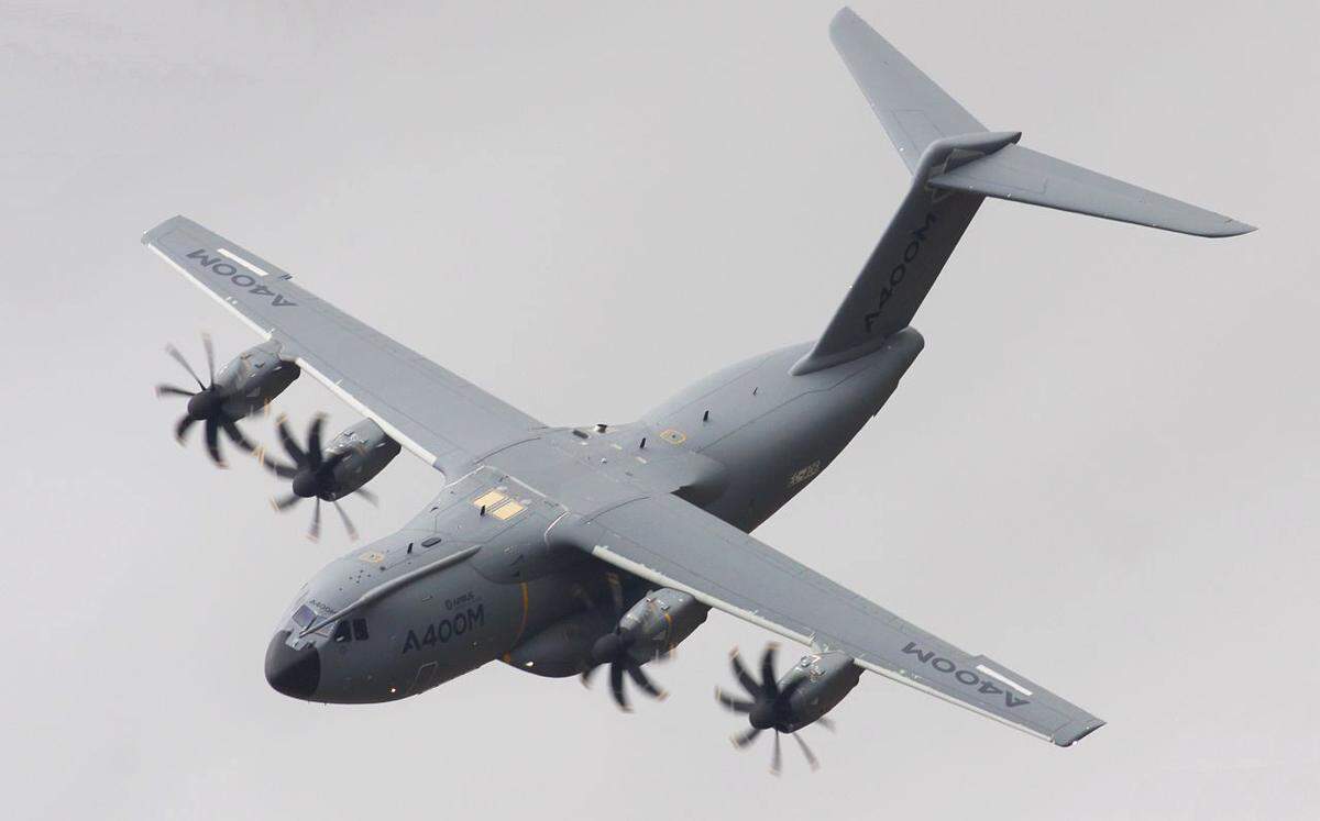 Nach dem Absturz in Sevilla vor einem Monat wegen falsch programmierter Steuerungs-Software auf drei Triebwerken wieder täglich und agil in der Luft: Der Transporter A400M von Airbus, er wird in der Royal Air Force als C.1 "Atlas" die altgediente "Hercules" ablösen.