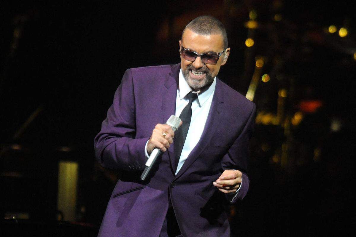 Der britische Musiker George Michael hat nach Gerüchten über seinen angeblichen Drogenkonsum seine Fans beruhigt. "An meine Lieben, glaubt diesen Müll in den Zeitungen heute nicht von jemandem, den ich nicht mehr kenne und seit fast 18 Jahren nicht mehr gesehen habe...", twitterte der Sänger. Boulevardzeitungen hatten zuvor eine entfernte Verwandte mit Aussagen zu einer angeblichen Drogensucht zitiert. Um die Angelegenheit kümmerten sich nun Anwälte des früheren "Wham!"-Sängers. In zwei weiteren Tweets schrieb Michael zudem, es gehe ihm bestens und er habe das Tennisturnier in Wimbledon genossen.Juli 2015