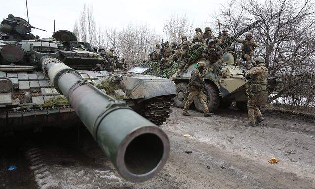 Ukrainische Panzer rücken zur Verteidigung aus. 