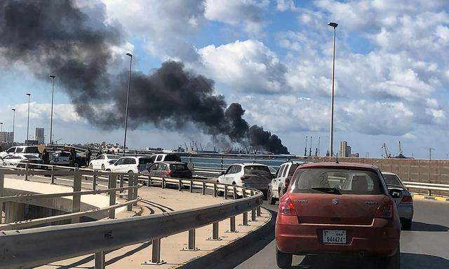 Rauch stieg über dem Hafen von Tripolis auf.