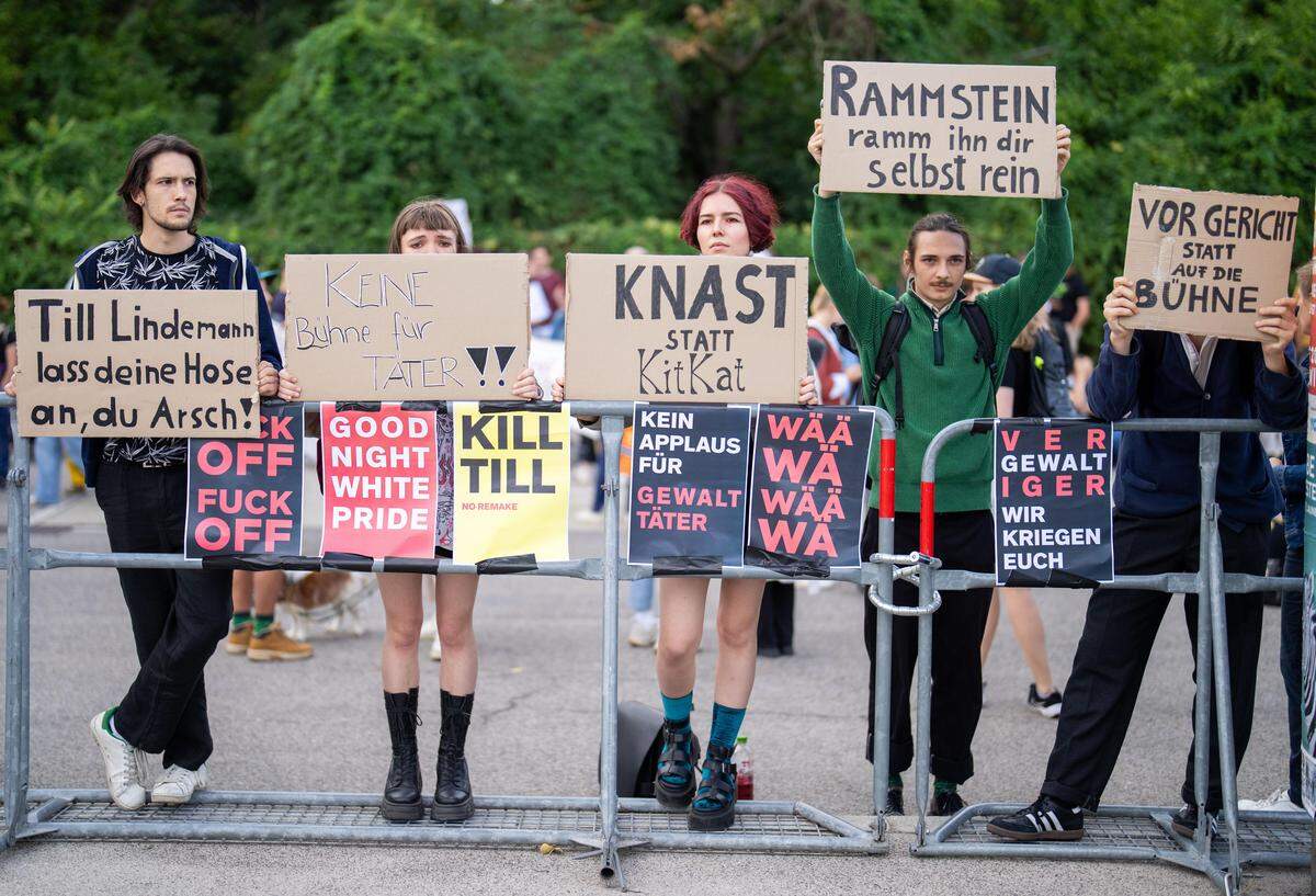 Kundgebung gegen das Rammstein-Konzert vor dem Happel-Stadion.