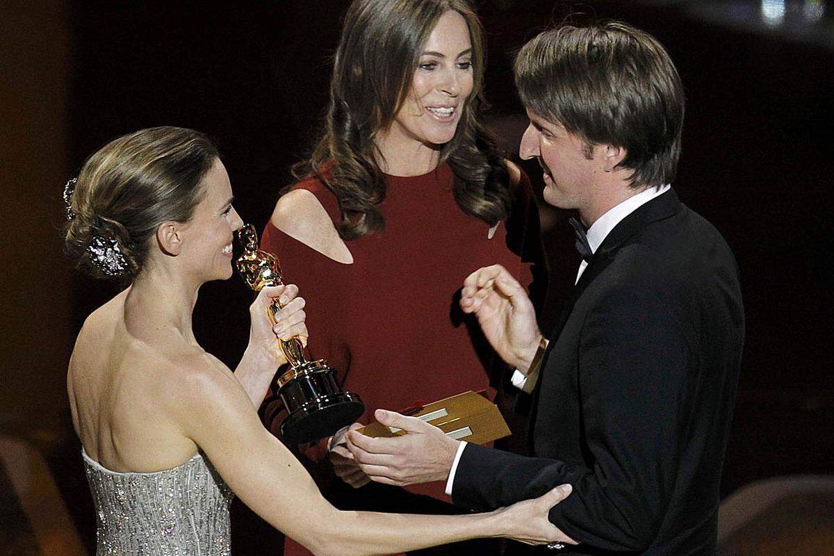 Für einen Überraschungssieg sorgte "The King's Speech" in der Regie-Kategorie: Tom Hooper nahm von der zweifachen Gewinnerin Hilary Swank und Kathryn Bigelow, die vergangenes Jahr als erste Frau den Regie-Oscar bekam, den Academy Award entgegen. Er führte bisher fast nur im TV Regie.